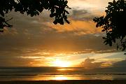 Восход солнца над островом Лембонган