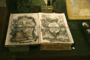 Старинная библия в музейной экспозиции