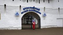 У входа в Ярославский музей-заповедник